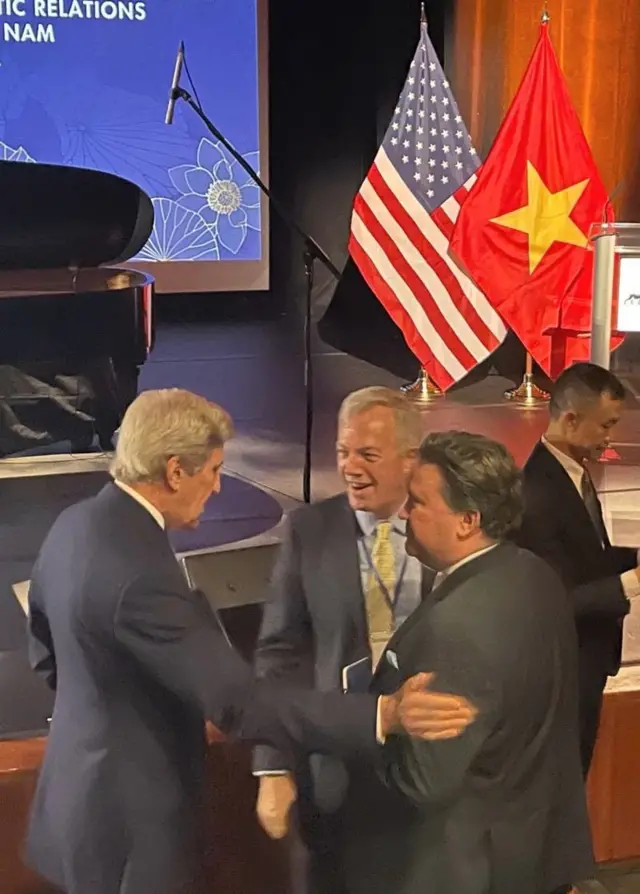 Từ trái qua: Cựu Ngoại trưởng John Kerry, cựu Đại sứ tại Việt Nam Ted Osius, Đại sứ Mỹ tại Việt Nam Marc Knapper