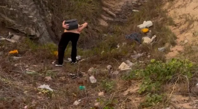 Salah satu lokasi sampah plastik di Pantai Segredo, Brasil.