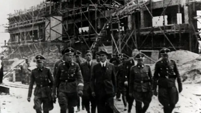 Heinrich Himmler inspecionando a construção da terceira fasesolar flare slotAuschwitz. À direita, Rudolf Höss