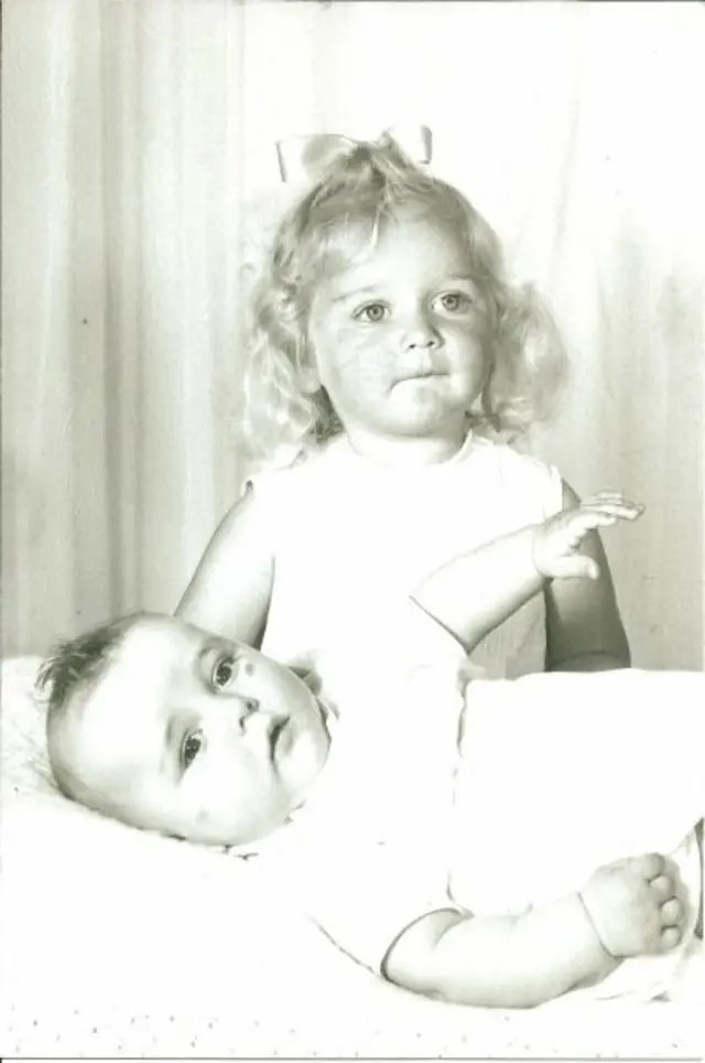 Hayley Kemp y una hermana.