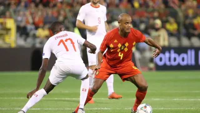 Myugariro Vincent Kompany (iburyo) mu mukino wa Uefa uhuza ibihugu ubwo Ububiligi bwakinaga n'Ubusuwisi i Buruseli ku itariki ya 12 y'uku kwezi kwa cumi