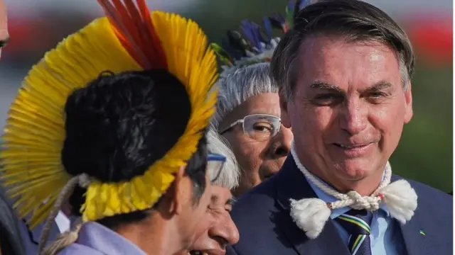 Bolsonaro fala sorrindo, ao ladosortesorte sua apostaapostaindígenas