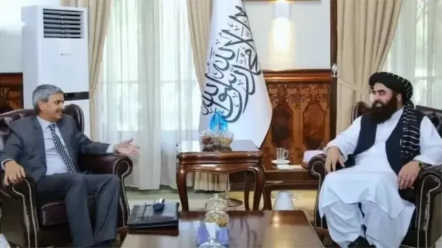 தாலிபன் வெளியுறவு அமைச்சர் மௌல்வி அமீர் கான் முத்தாகியுடன் இந்தியாவின் இணைச் செயலர் ஜேபி சிங்