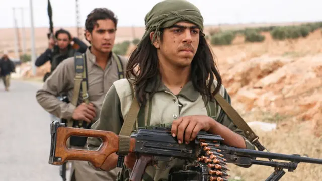 அயுதமேந்திய குழுவினர்