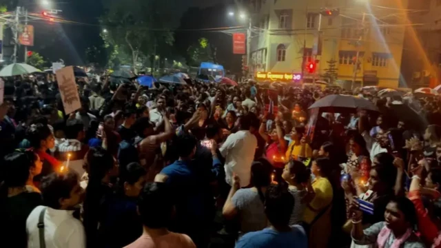 রাতের রাস্তা দখল কর্মসূচীতে লাখ লাখ মানুষ মাঝ রাতে রাস্তায় নেমেছিলেন