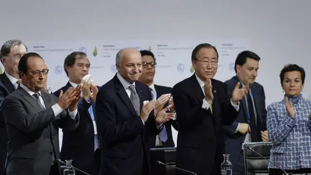 Les participants à la négociation de l'accord sur le climat applaudissent son accord à Paris, en 2015