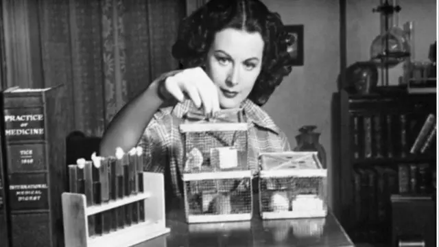 Hedy Lamarr en un experimento