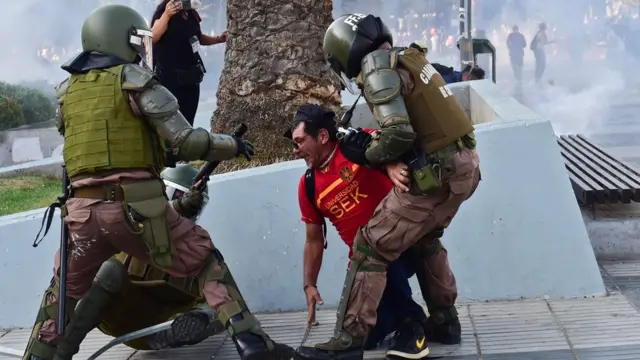 Choque entre manifestantes y policías en Viña del Mar