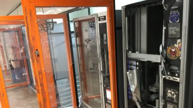 学生示威者近数星期的冲突造成约70万欧元的财物损失。