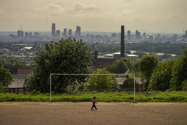 کرونا در بریتانیا د برتانیا مانچسټر ښار د کورونا له امله دغه هېواد کې دویم ښار دی او هرو سلو کسانو کې ۵۴،۳ کسان پرې اخته دي.