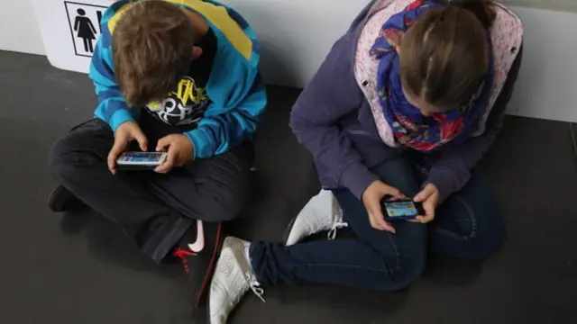 เด็กกำลังใช้สมาร์ทโฟน