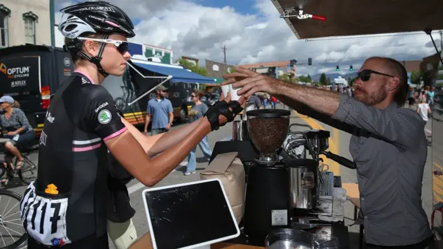 Un ciclista para a tomar café.