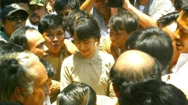 রোহিঙ্গা ইস্যুতে এই প্রথম মুখ খুললেন অং সান সু চি। কিন্তু তিনি তার ভাষণে রোহিঙ্গা শব্দটি উল্লেখ করেন নি