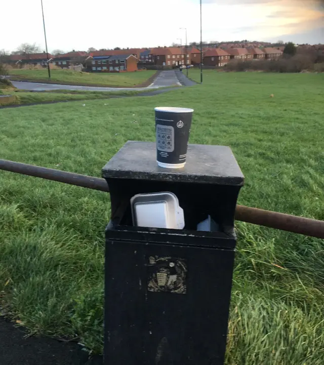 सर्प भेटिएको डस्टबीन