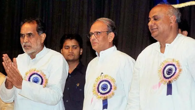  (डावीकडून) चंद्रशेखर, व्ही पी सिंग आणि देवेगौडा