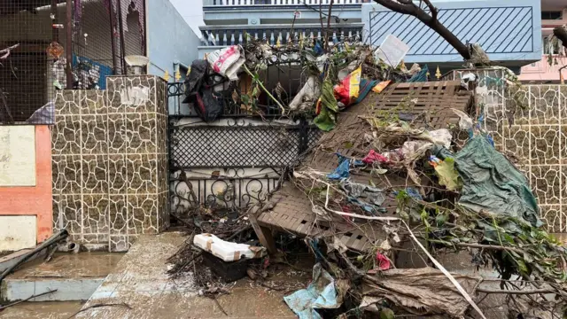 ఖమ్మం నగరంలో ఓ ఇంటి ముందు వరదకు కొట్టుకొచ్చిన వస్తువులు, వ్యర్థాలు