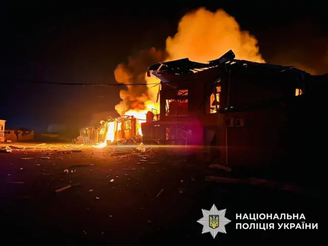 Пожежа у зруйнованому будинку після удару