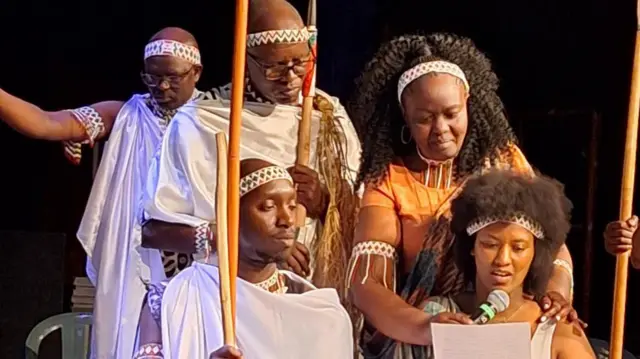 Kévin Mberimfura, imbere, n'umutambukanyi wiwe (iburyo) bariko basoma indahiro