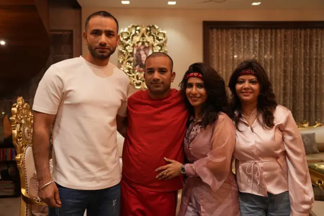 राधे माँचा धाकटा मुलगा, मोठा मुलगा, मोठी सून, धाकटी सून त्यांच्या मुंबईतील हवेलीमध्ये