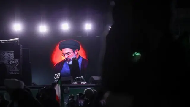 ডোনাল্ড ট্রাম্প কয়েকদিন আগেই বলেছেন খামেনির ছেলে তার কাছে গ্রহনযোগ্য হবে না