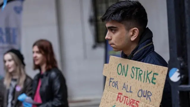 Students dey in support of di strike