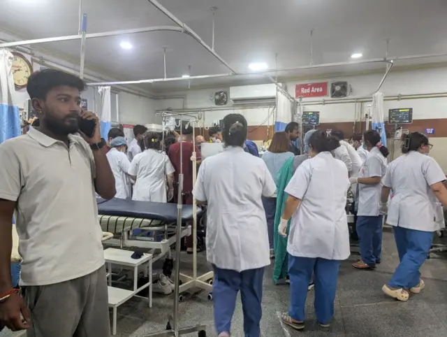 काठमाण्डू मेडिकल कलेजको आकस्मिक कक्षमा बिरामीहरूको उपचार गर्न खटेको चिकित्सा टोली