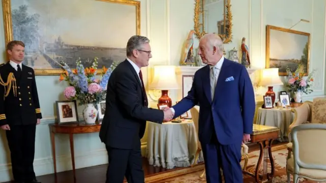 राजासँग भेट गर्दै स्टार्मर