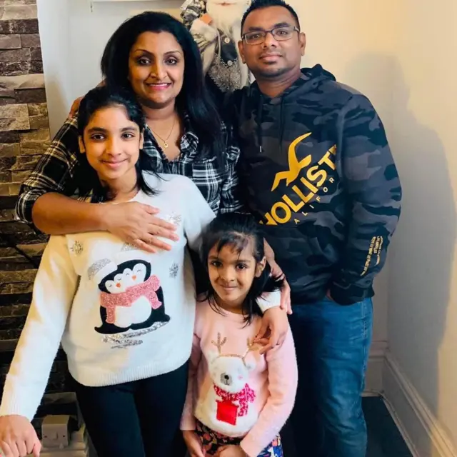 ආරියානාගේ ඇගේ දෙමාපියන් සහ නැගණිය සමඟ