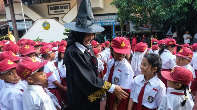 Pihak sekolah menghadirkan kostum bertema tersebut untuk mengemas kegiatan MPLS dengan konsep yang ramah anak, edukatif, dan menyenangkan bagi para siswa.