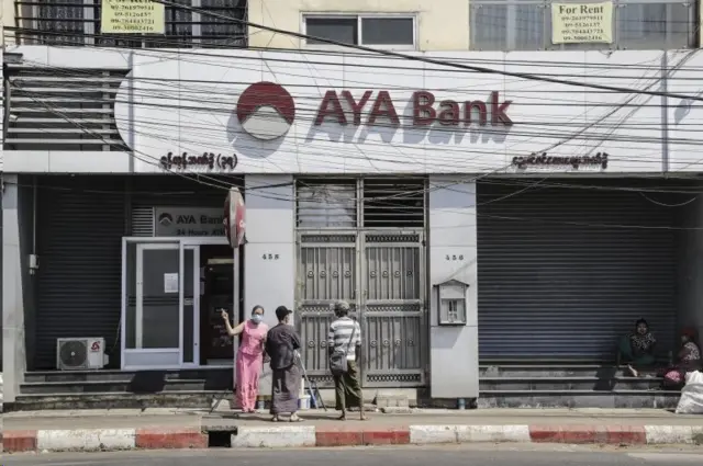 ธนาคารภาคเอกชนบางแห่งยังปิดทำการ เพราะพนักงานเข้าร่วมกระบวนการความเคลื่อนไหวอารยขัดขืน แต่คาดว่าจะกลับมาดำเนินการอีกครั้ง