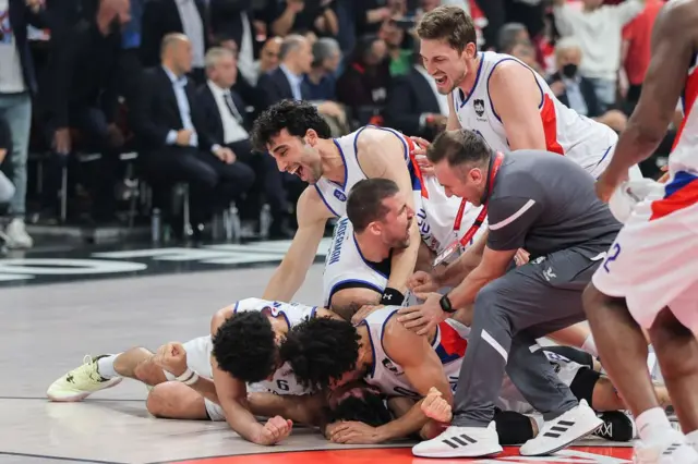 Anadolu Efes takımı, maç sonunda galibiyeti böyle kutladı.