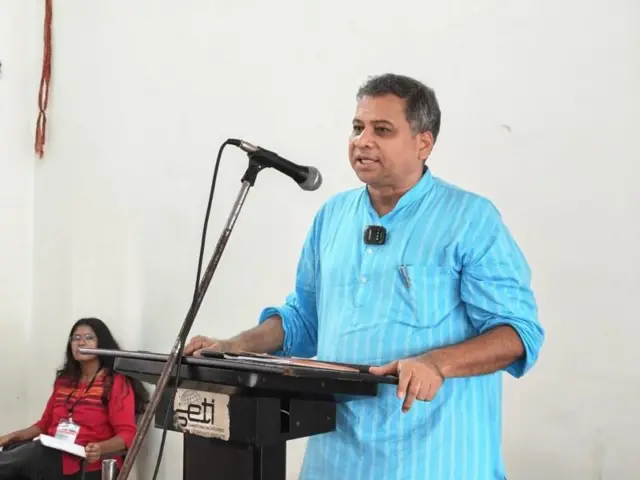 मराठी अभ्यास केंद्राचे प्रमुख डॉ. दीपक पवार 