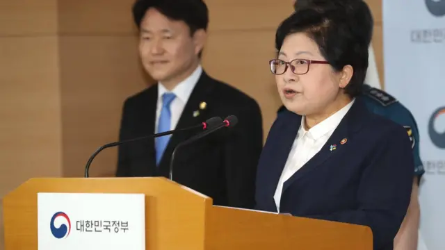 정현백 여성가족부 장관은 혜화역 시위에 대해 "여성들의 상처와 아픔의 깊이를 되돌아보게 하는 사건"이라고 말했다