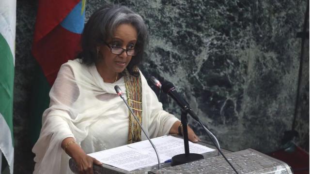 La toute nouvelle présidente de la République démocratique fédérale d’Éthiopie est la première femme élue à ce poste dans le pays. Diplomate, Sahle-Work Zewde a représenté son pays dans une dizaine de pays d'Afrique et en Europe