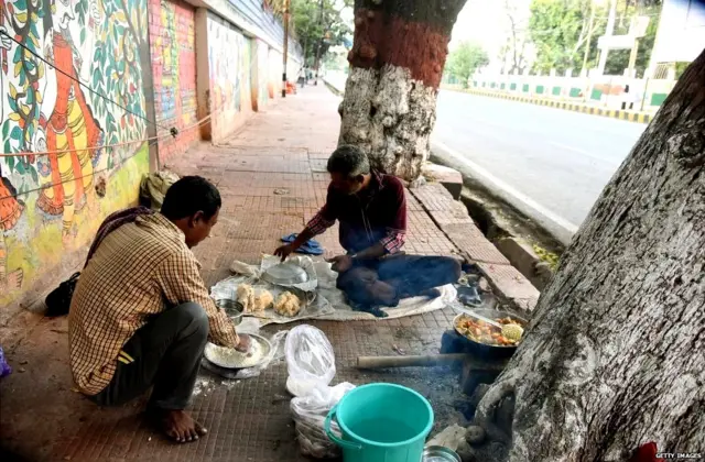 लॉकडाउन में दूसरों की मदद करते युवा