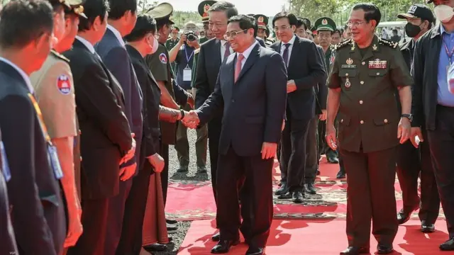Thủ tướng Campuchia Hun Sen giới thiệu các thành viên Đoàn đại biểu Campuchia với Thủ tướng Phạm Minh Chính.