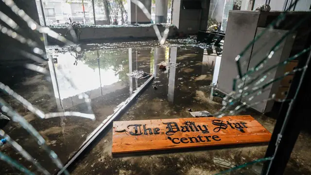 বৃহস্পতিবার ডেইলি স্টারের ২৮ জন সাংবাদিক ছাদে আটকে থাকার কয়েক ঘণ্টা পর তাদের উদ্ধার করা হয়