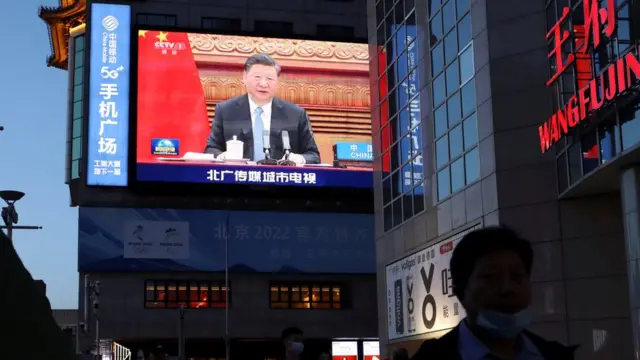 Си выступает на видеосаммите с Меркель и Макроном в апреле 2021 года