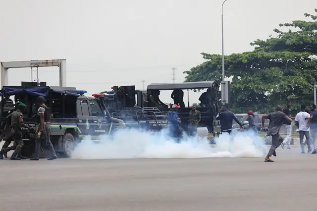 Police for Lagos say dem use minimal force to disperse di crowd