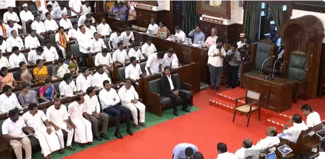 தமிழ்த்தாய் வாழ்த்து மற்றும் தேசிய கீதம் பாடப்பட்ட பின்னர் ஆளுநர் உரையாற்றி வருகிறார்.