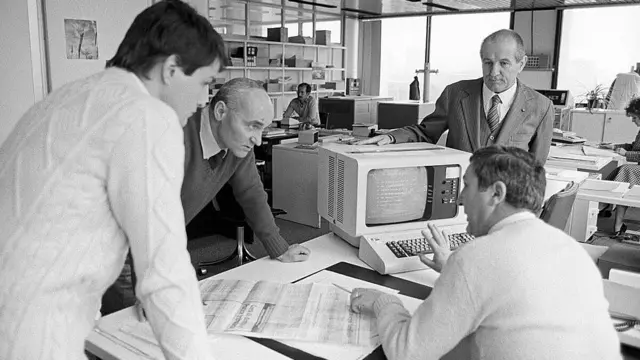 পুরনো কম্পিউটার নিয়ে কাজ করছেন কিছু মানুষ