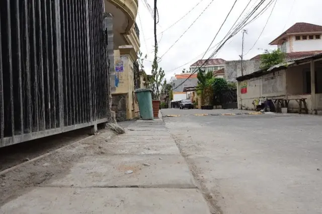 Gorong -gorong di gang banjir sekarang tertutup rapi. Tidak ada air yang terlihat bahkan dari jalan. 