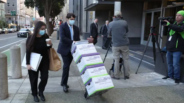 Юристы везут материалы дела Маска в здание суда