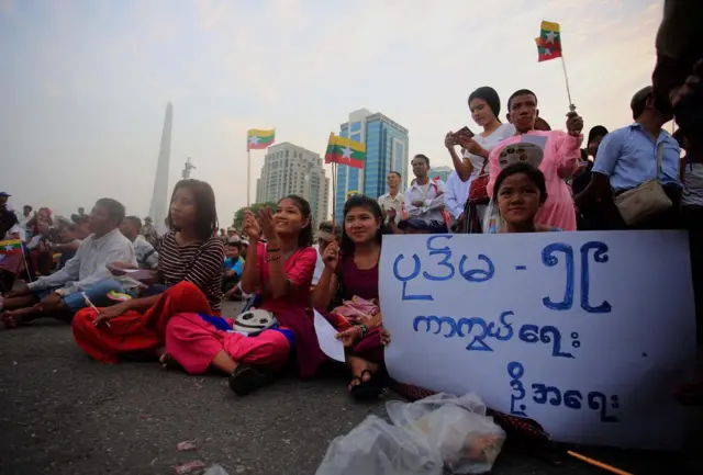 ၂၀၀၈ ခုနှစ် ဖွဲ့စည်းပုံ အခြေခံဥပဒေ ပုဒ်မ ၅၉ အား ကာကွယ်စောင့်ရှောက်ရေး၊ ပုဒ်မ ၃၆၁ အား ကာကွယ်စောင့်ရှောက်ရေး၊ ပုဒ်မ ၂၆၁ အား ဥပဒေနှင့်အညီ ပြင်ဆင်ပေးရေးဆိုပြီး ကြွေးကြော်သံများကို သံပြိုင်ကြွေးကြော်ခဲ့ပါတယ်။