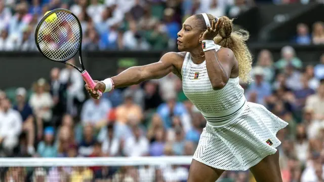 在溫布頓網球公開賽中，塞雷娜·威廉姆斯（Serena Williams，威廉絲）擊球。