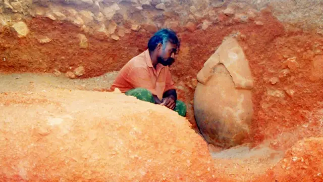 ஆதிச்சநல்லூரில் 2004ம் ஆண்டு கிடைத்த முதுமக்கள் தாழி