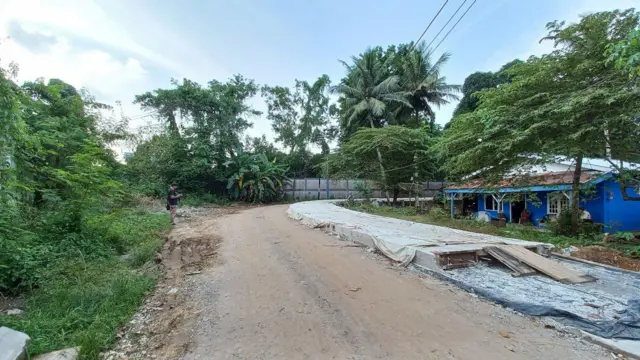 Jalan lorong warga di Kelurahan Payo Selincah, Kecamatan Jambi Timur, yang dilalui truk bertonase besar. 