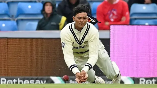 यशस्वी जायसवाल इंग्लैंड के बेन डकेट का कैच छोड़ते हुए