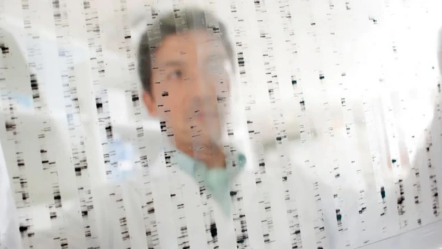 Reflet d'une personne sur un document qui semble être en aluminium