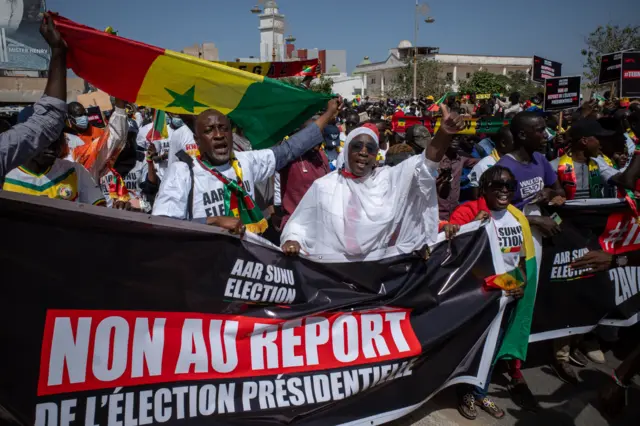 Une banderole indique "Non au report de l'élection présidentielle", alors que des membres de la société civile et des partis politiques participent à une marche à Dakar, au Sénégal, le 17 février 2024. 